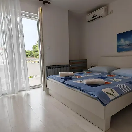 & Samohod Konukevi Vodice