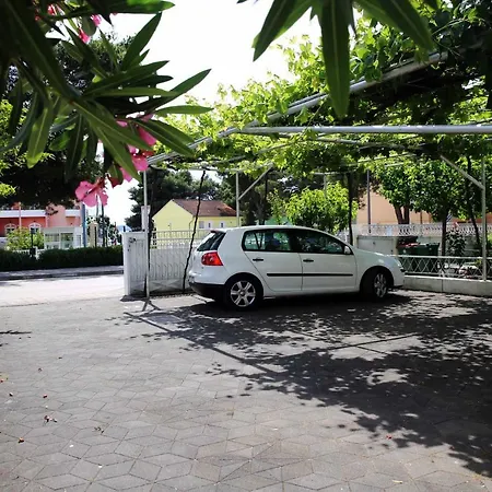 & Samohod Konukevi Vodice